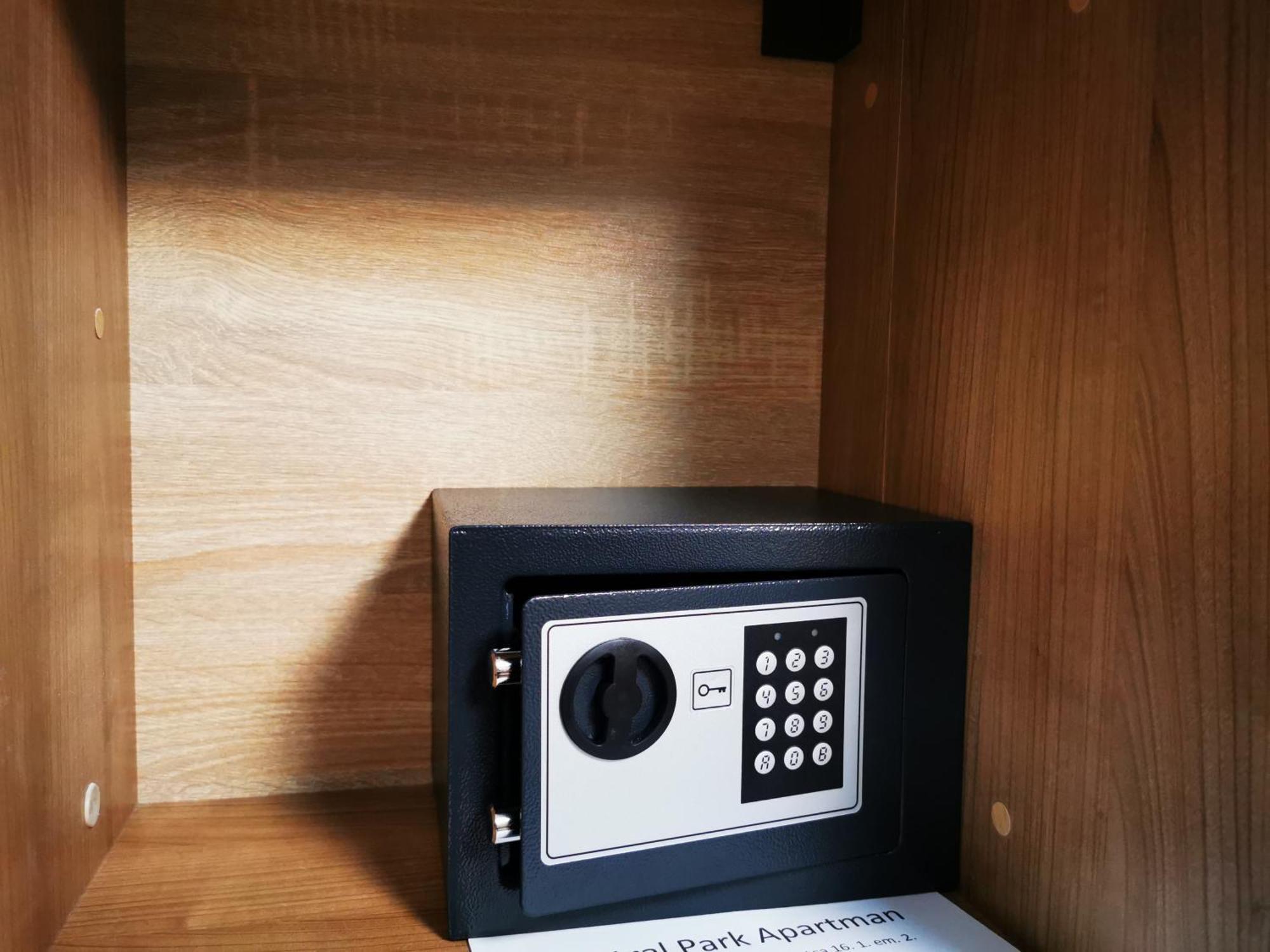 Central Park Apartman Szekszard Bagian luar foto