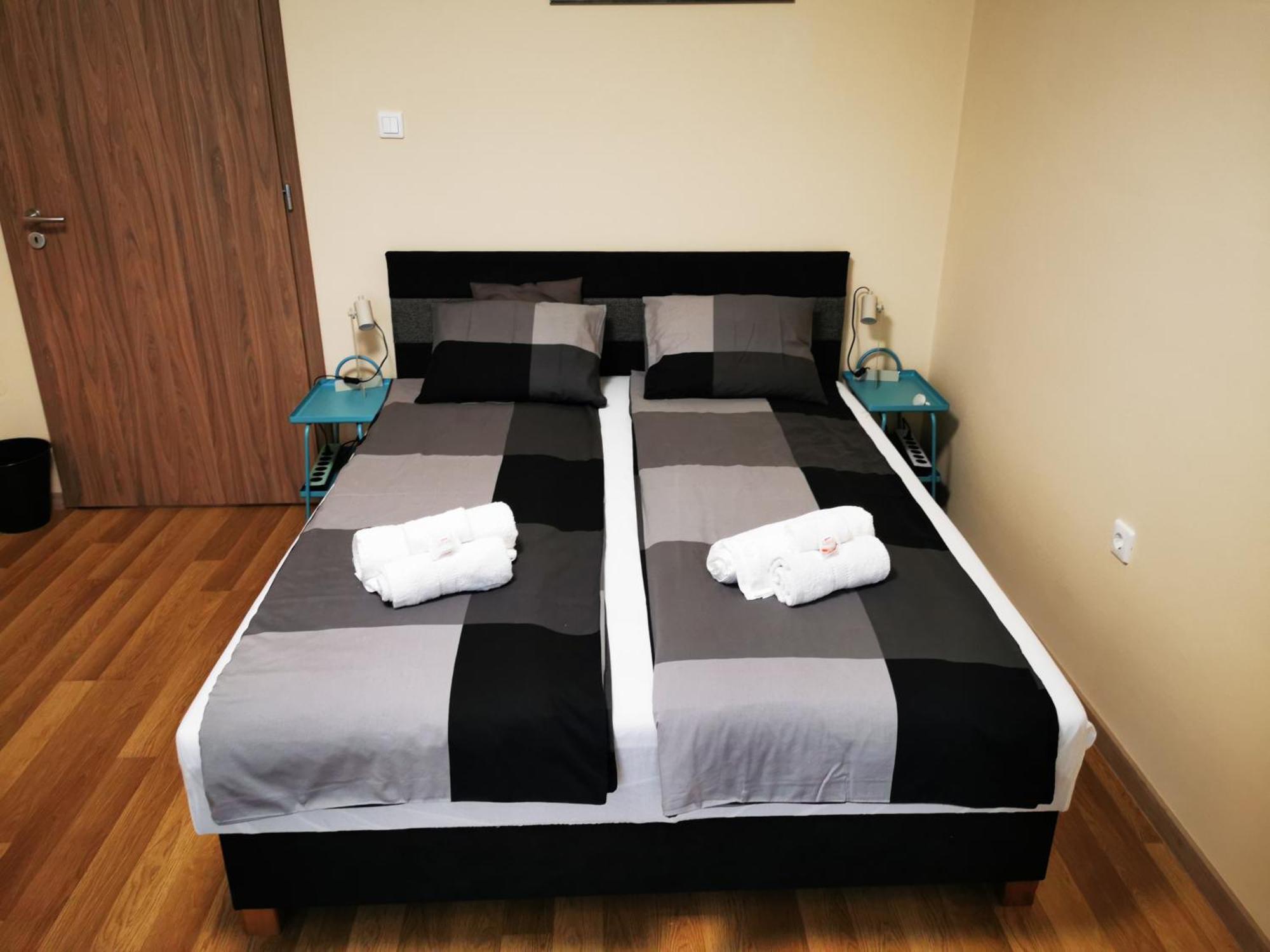Central Park Apartman Szekszard Bagian luar foto